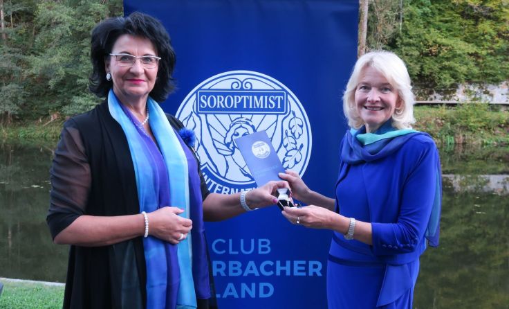 Elfriede Haindl (l.) übernahm die Präsidentschaft von Gundi Nöbauer. Foto: Brigitta Mitter