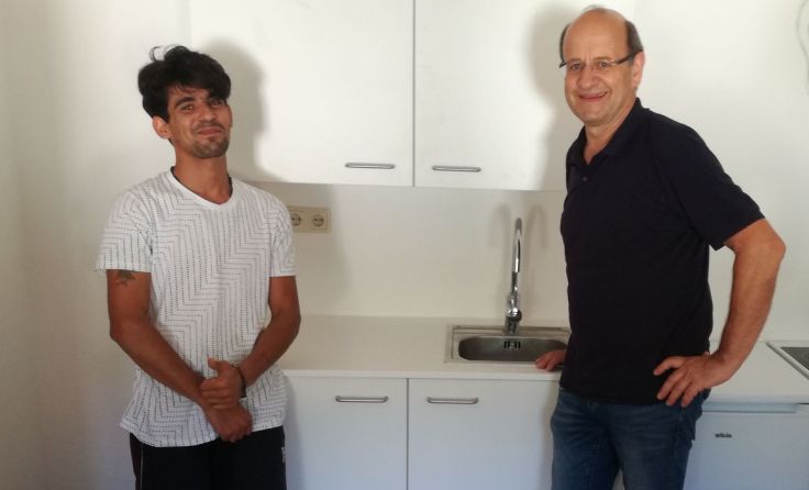 Lions-Schatzmeister Hubert Hartl organisierte einen Küchenblock für Yaser. Foto: Lions