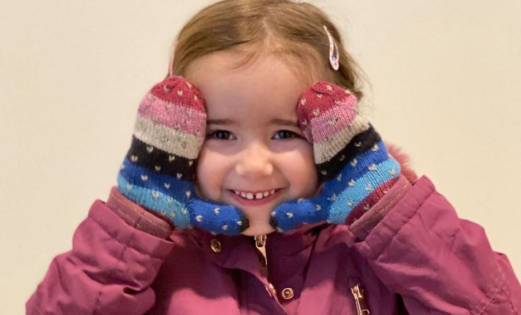 Auch die kleine Frieda ist von den warmen Fäustlingen begeistert. Foto: privat