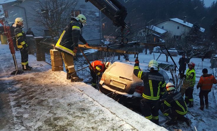 Die Feuerwehr Niederwaldkirchen übernahm die Bergung des Autos. Foto: FF Niederwaldkirchen