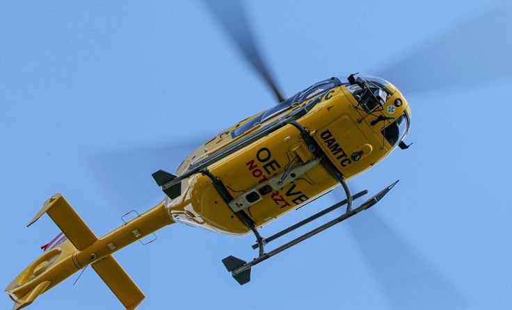 Der Verletzte wurde mit dem Rettungshubschrauber ins Krankenhaus geflogen. Foto: Weihbold