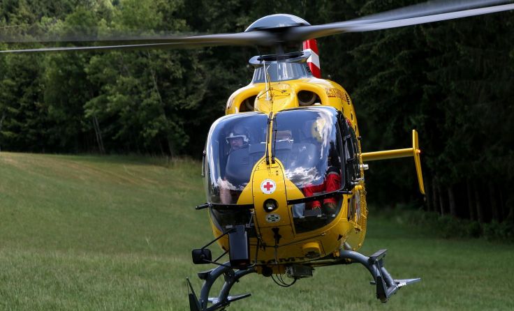 Der Motorradfahrer wurde schwer verletzt ins Krankenhaus geflogen. Foto: Weihbold