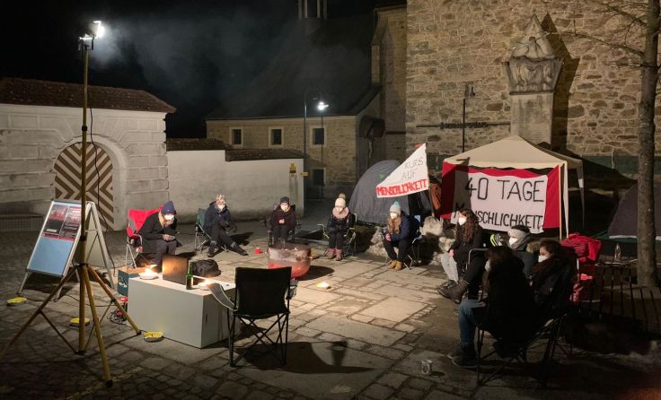 Seit fünf Wochen finden jeden Freitag Mahnwachen am Haslacher Kirchenplatz statt. Foto: KJ ROM