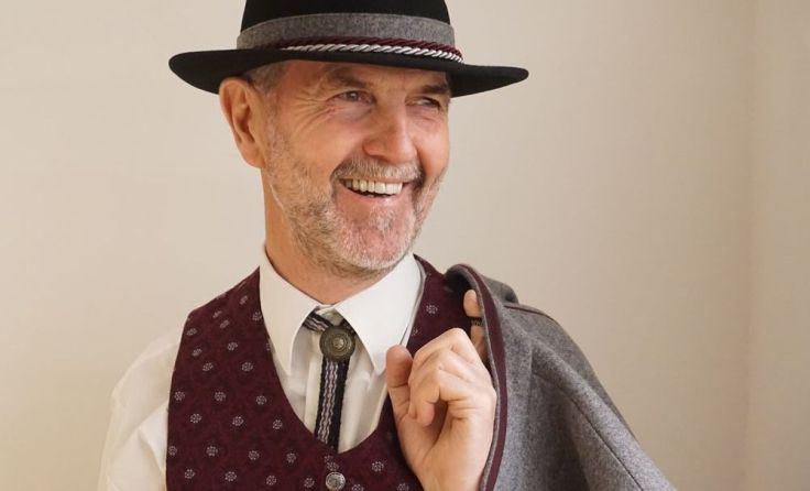 Musikvereinsobmann Walter Öhlinger zeigt sich schon mal in der neuen Tracht. Foto: MV Sarleinsbach