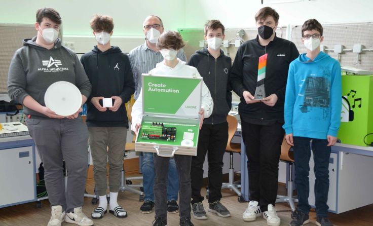 TFS-Schüler sorgen mit Lehrer Johannes Weishäupl für ein sauberes Raumklima. Foto: TFS Haslach