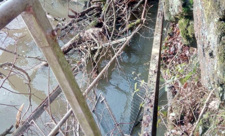 Ein Steg wurde beim Hangrutsch komplett zerstört. (Foto: Gemeinde Niederkappel)