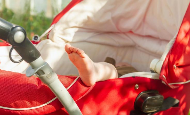 Babys sicher vor der Sonne schützen (Foto: Evtushkova Olga/Shutterstock.com)
