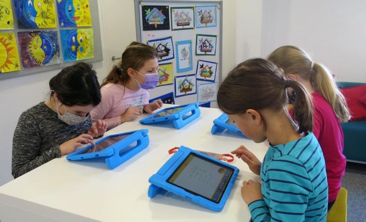Die Volksschüler arbeiten begeistert mit ihren elektronischen Geräten. (Foto: VS Aigen-Schlägl)