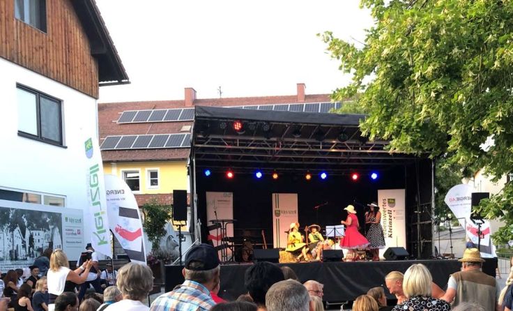Viele Besucher genossen die musikalischen Klänge auf der Bühne am Ortsplatz. Foto: privat