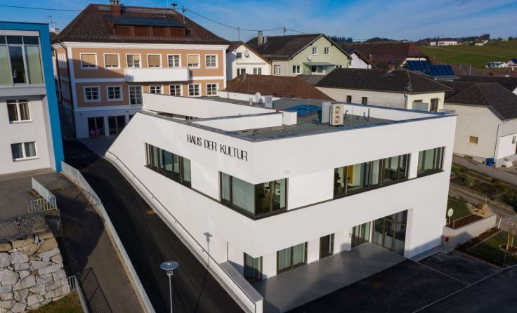 Beim Haus der Kultur wird am Sonntag gefeiert. Foto: Marktgemeinde St. Peter