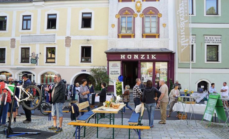 Beim Begegnungsfest vor dem Honzikhaus wurden Zukunftsthemen angesprochen. Foto: GLAS