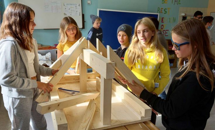 Lembacher Mittelschüler probierten sich als angehende Handwerker. Foto: TNMS Lembach