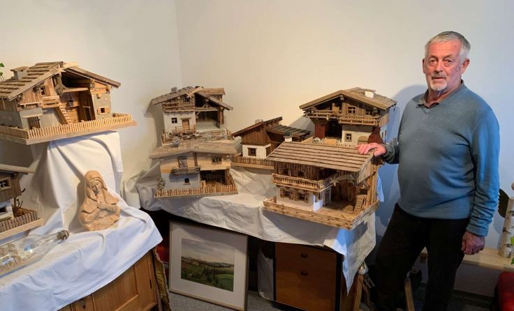 Sigi Barth präsentiert gerne seine kunstfertigen Krippen. Foto: privat
