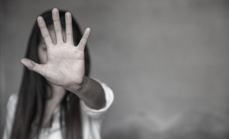 Gewalt an Frauen muss ein Ende haben. (Foto: Tinnakorn jorruang/Shutterstock.com)