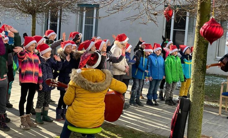 Die Kleinzeller Volksschüler erfreuten mit ihrem Gesang die älteren Menschen. (Foto: SHV Rohrbach)