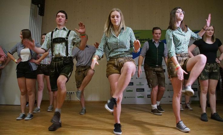 Landjugendliche konnten sich am Wochenende auch im Schuhplattln versuchen. (Foto: LJ)