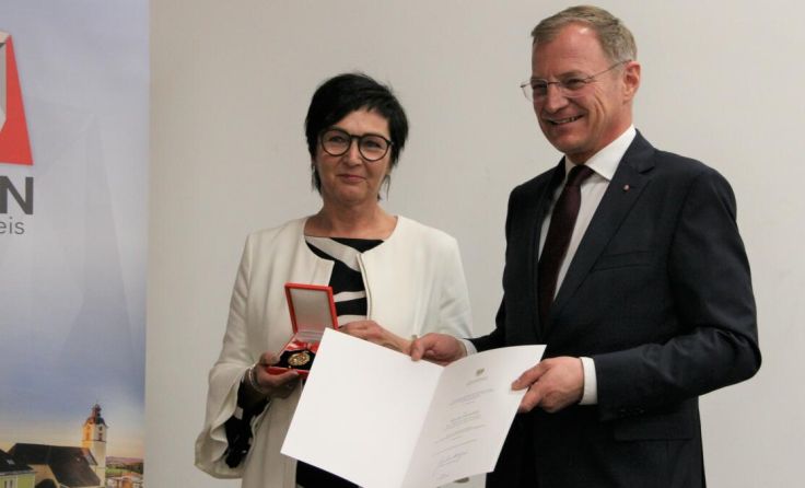 LH Thomas Stelzer hat Klaudia Simader die Bundesauszeichnung überreicht. (Foto: Gahleitner)