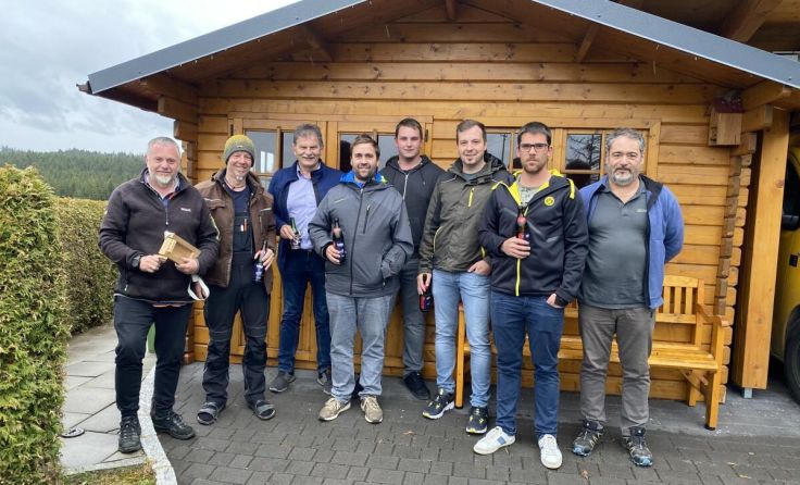 Weil die Kinder in Vorderanger fehlen, rücken Männer mit der Ratsche aus. (Foto: Gemeinde Klaffer)
