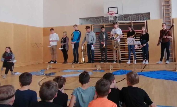 Eine tierisch-musikalische Aufführung erlebten die Volksschulkinder aus Haslach. (Foto: MV Haslach)