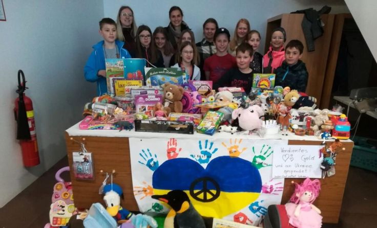 Die 1b-Klasse der EMS Peilstein bei ihrem Flohmarkt-Stand (Foto: EMS Peilstein)