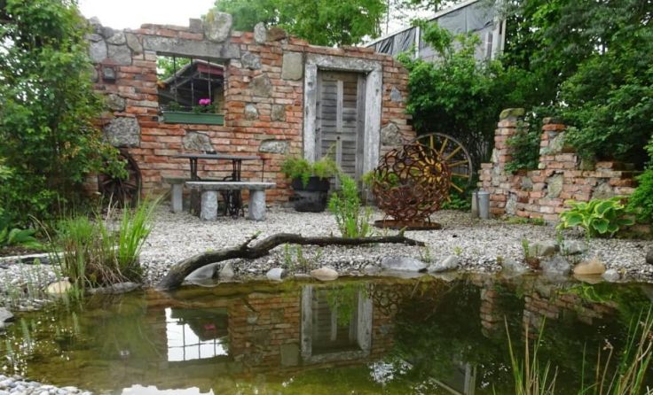 Die Mauer aus alten Ziegeln ist Blickfang im Garten der Familie Jöbstl. (Foto: Jöbstl)