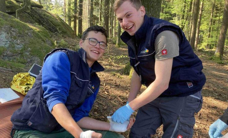 Beim Outdoor-Training wurden Erste Hilfe-Maßnahmen geübt. (Foto: OÖRK/Bezirksstelle Perg)