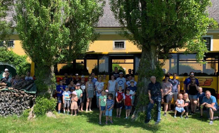 Bei der Rieder Rundfahrt gab es einen Zwischenstopp beim Schloss Marbach. (Foto: ÖVP Ried)