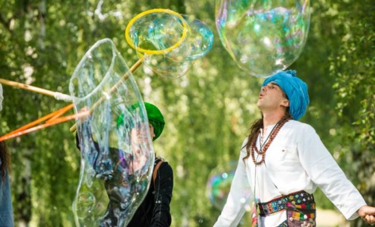Seifenblasen-Kunst präsentiert die Gruppe Bamboomoon. (Foto: Bamboomoon)