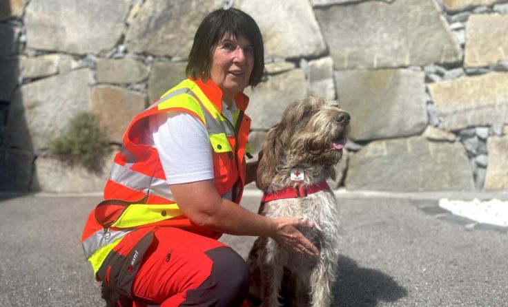 Hundeführerin Kornelia Wurm mit ihrem Hund Duka (Foto: OÖRK)
