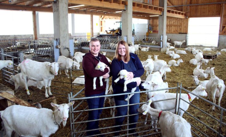 Viktoria Lang und Jürgen Eder sind glückliche Ziegenhalter. (Foto: Ziegenglück)