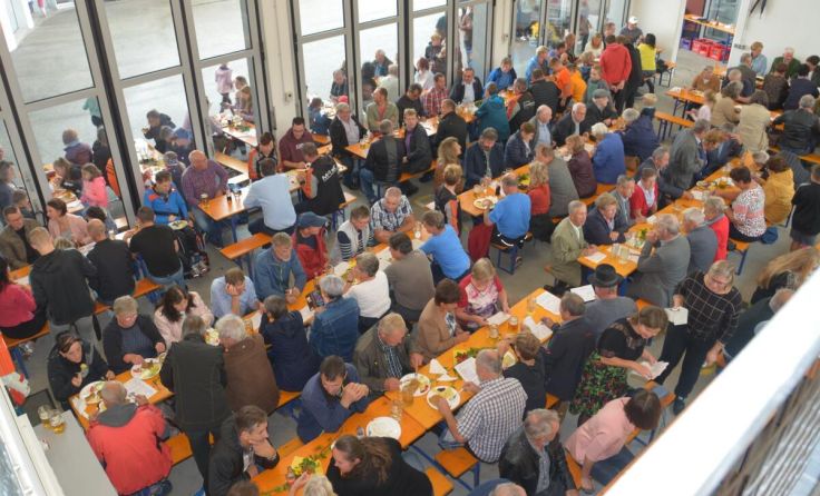 Zum Pfarrfest trafen sich mehr als 300 Gäste im Feuerwehrhaus und Bauhof. (Foto: Josef Hirz)