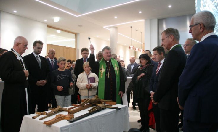 Bischof Manfred Scheuer segnete die Kreuze und das neue Gebäude. (Foto: Gahleitner)