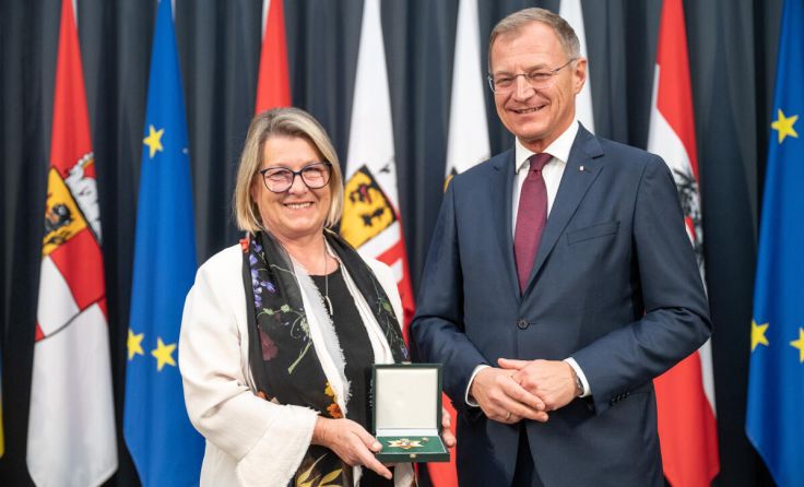 LH Thomas Stelzer ehrte die ehemalige Landtagsabgeordnete Ulrike Wall. (Foto: Land OÖ / Peter Mayr)
