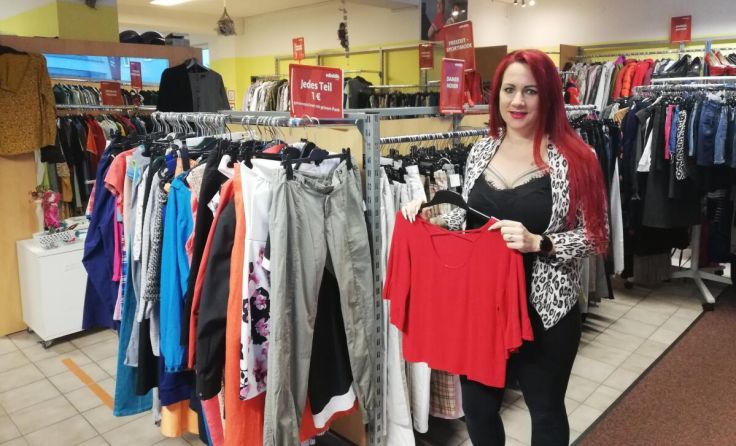 Melanie Leitner leitet den Volkshilfeshop in der Rohrbacher Bahnhofstraße. (Foto: Gahleitner)