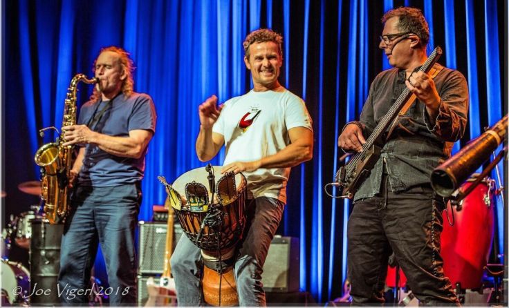 Ethno Groove, der zum Mittanzen einlädt, erkllingt für den guten Zweck im Voi. (Foto: Joe Vigerl)