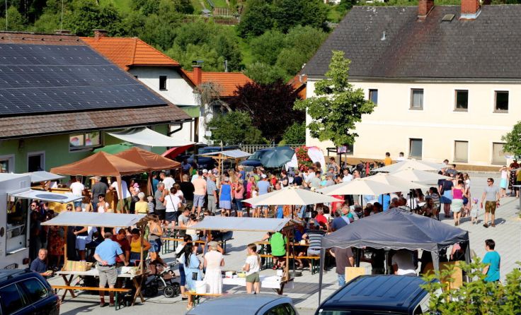 Geballte kulinarische Kompetenz auf dem Niederwaldkirchner Marktplatz. (Foto: Josef Leibetseder)