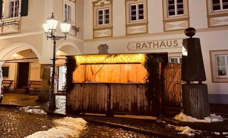 Beim Punschstandl am Stadtplatz schenken auch Vereine aus. (Foto: privat)