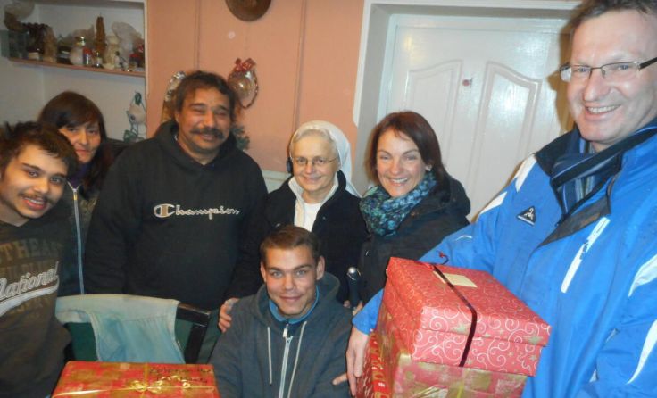 Abt Lukas Dikany bringt seit 2005 Weihnachtspakete zu Familien nach Ungarn. (Foto: Veit)