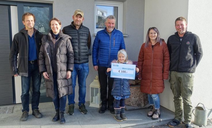 Jedes Kind der ersten Klassen der Volksschule Sarleinsbach bekam 100 Euro. (Foto: FPÖ Sarleinsbach)