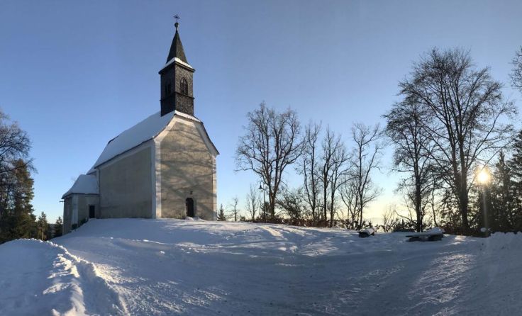 In der beheizten Hollerbergkirche wird Waldweihnacht gefeiert. (Foto: privat)