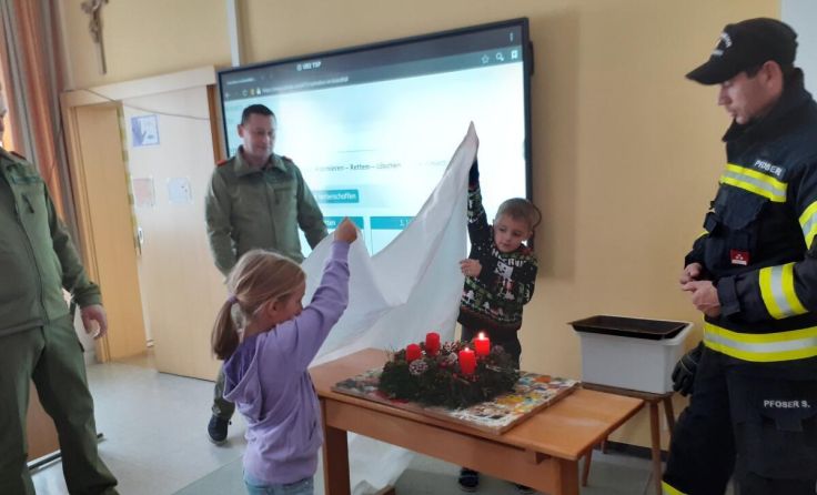 Volksschulkinder probierten die Löschdecke aus. (Foto: VS Heinrichsberg)