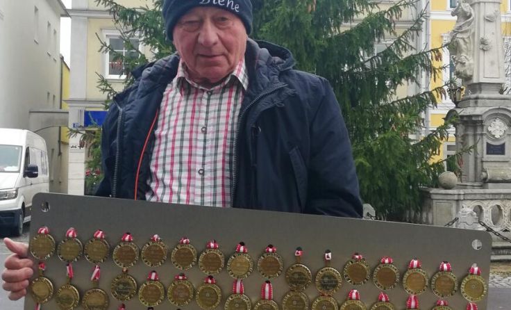 Stolz präsentiert Hugo Gumpenberger seine Medaillen-Ausbeute aus Wieselburg. (Foto: Gahleitner)