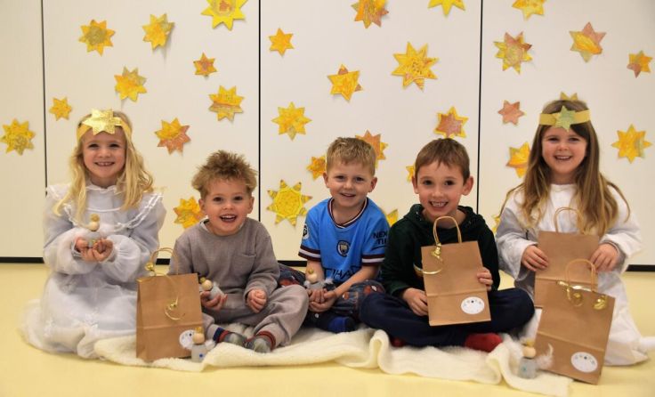 Die Engerl Paulina und Rosa mit Liam, Elias und Sebastian (Foto: Gemeinde Arnreit)