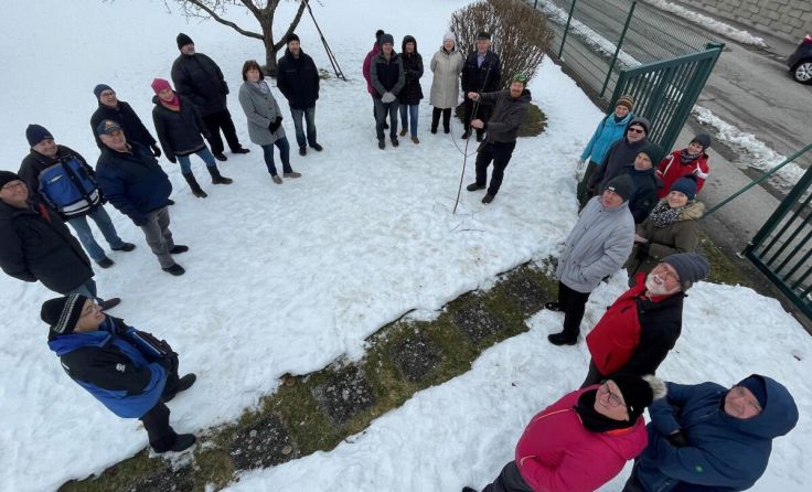 25 Kursteilnehmende lernten, Obstbäume richtig zu schneiden. (Foto: OGBV Rohrbach-Berg)