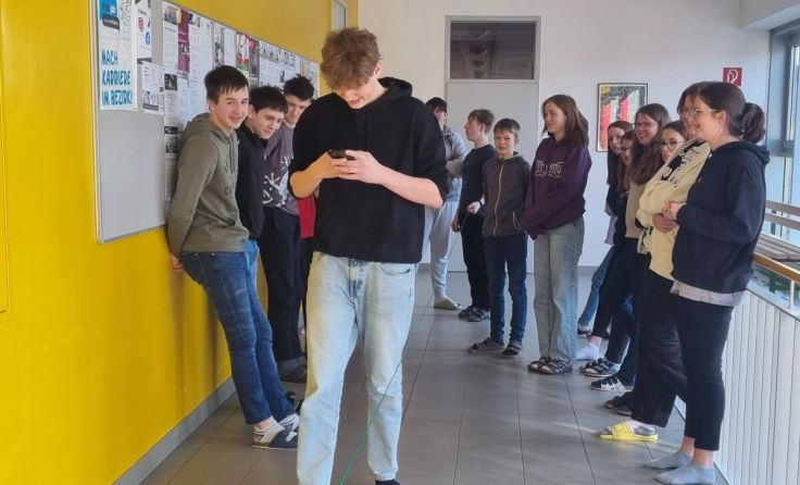 Das Smartphone sollte im Straßenverkehr in der Tasche bleiben. (Foto: PTS Neufelden)