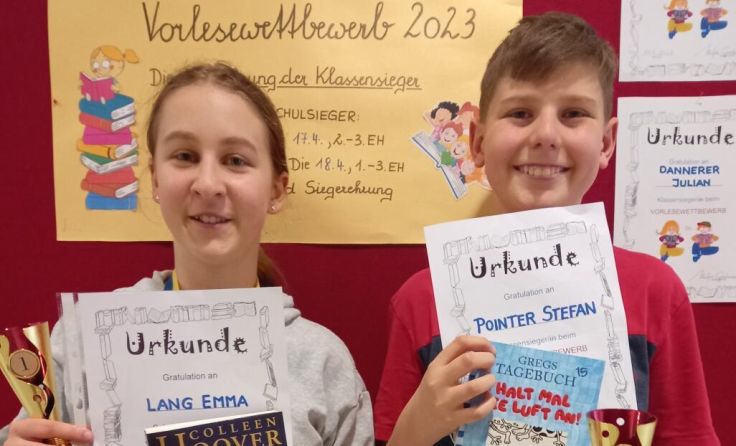 Emma Lang (13) und Stefan Pointner (11) überzeugten mit ihrer Lesefertigkeit. (Foto: NMS Lembach)