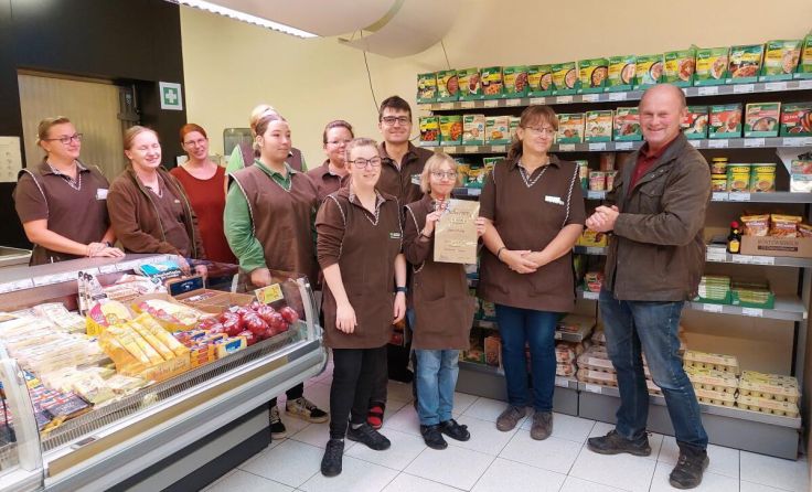 Das Nahversorger-Team Pfarrkirchen mit Bürgermeister Hermann Gierlinger (Foto: ARTEGRA)