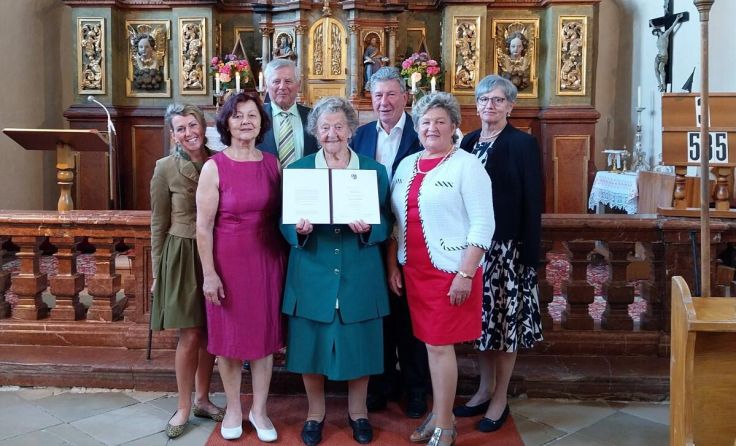 Auszeichnung für die langjährige Kirchenchorleiterin Berta Neissl (Foto: Pfarre Pfarrkirchen)
