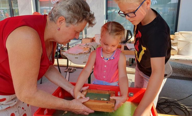 Beim Oma-Opa-Fest konnten die Kinder auch Papier schöpfen. (Foto: ÖVP Sankt Martin)