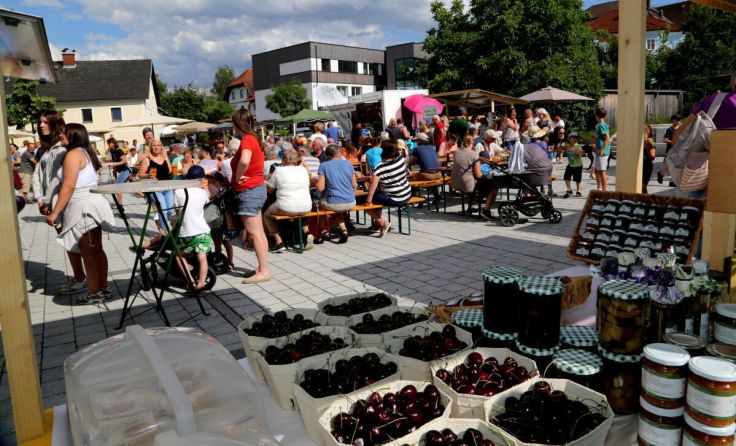 Regionale Vielfalt und Geselligkeit werden beim Genussmarkt geboten. (Foto: Leibetseder Josef)